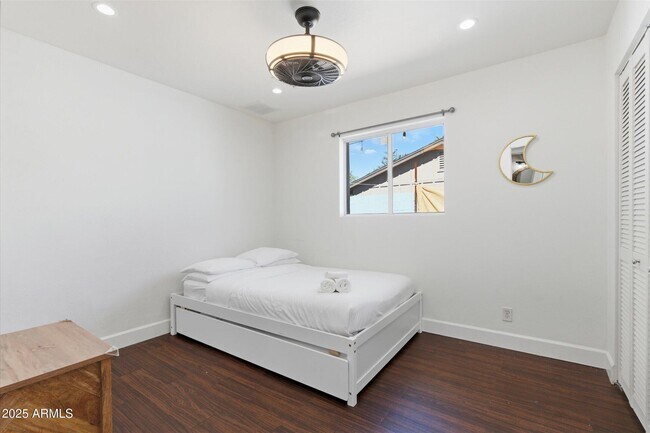 Building Photo - 2530 N 68th Pl