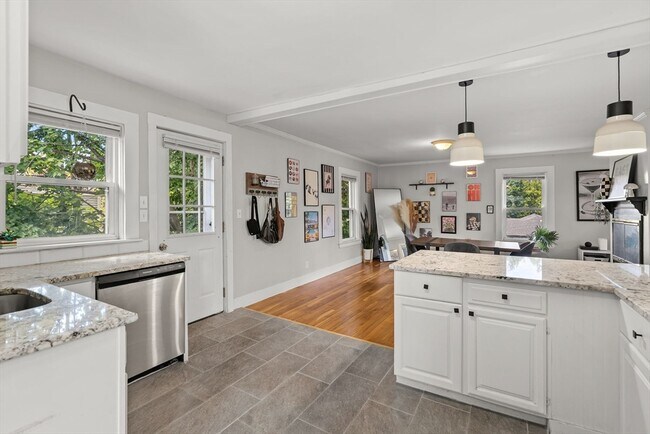 Building Photo - 589 Willard St