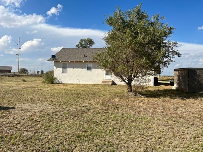 Building Photo - Country Living Home