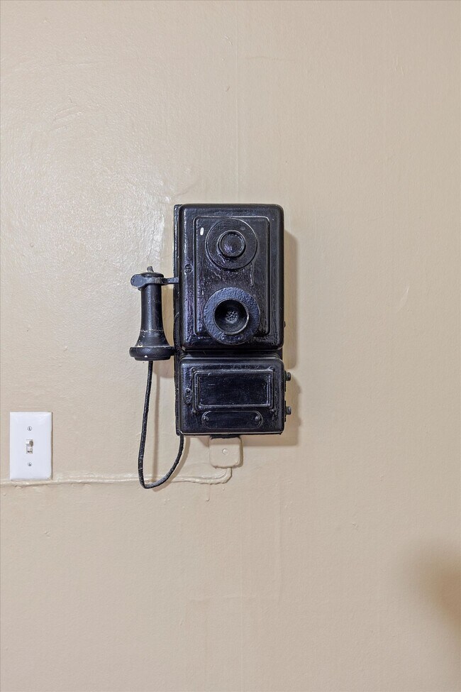 Building Photo - Exceptional Value: Charming Portland Studio ($1,100)