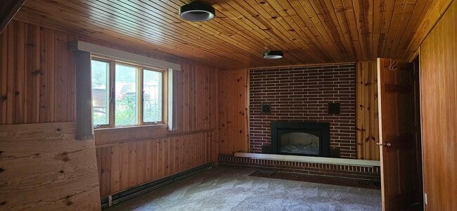 Building Photo - Large Rambler with 5 bedrooms, 2 baths wit...