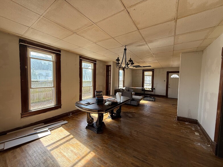 Building Photo - 227 N Hickory St