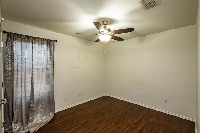 Building Photo - 5520 Stallion Ln