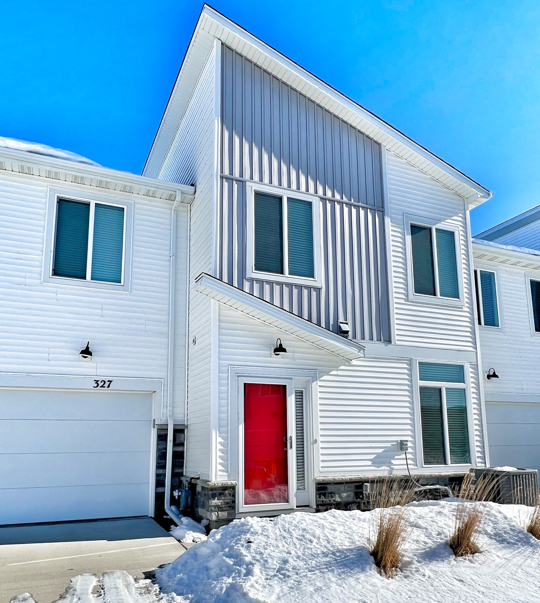 Building Photo - 327 NE Otter Dr