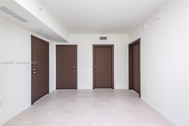 Building Photo - 1000 Brickell Plaza