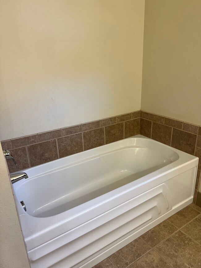 Master bathroom - 113 Oak St