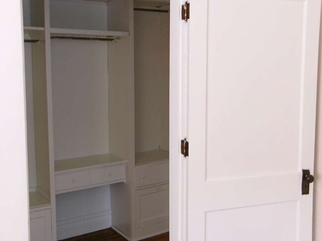 Building Photo - ** MOVE IN SPECIAL** First-Floor Unit with Hardwood Floors & Spacious Living Areas