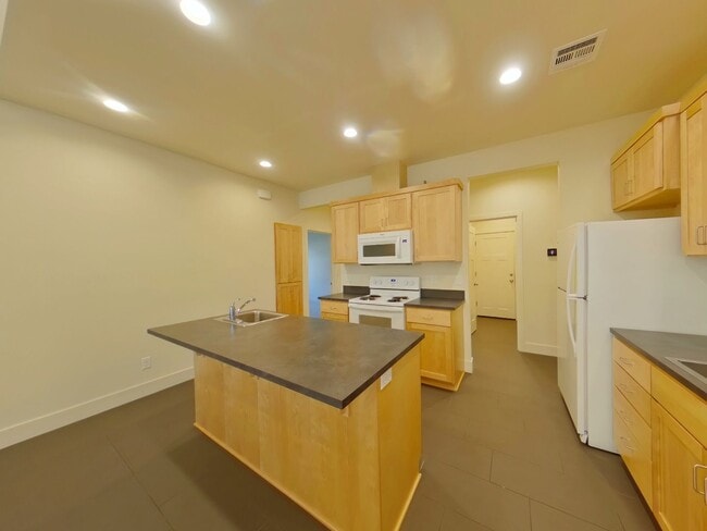 Building Photo - Newer Duplex Near Autzen Stadium - 3Bed/2B...