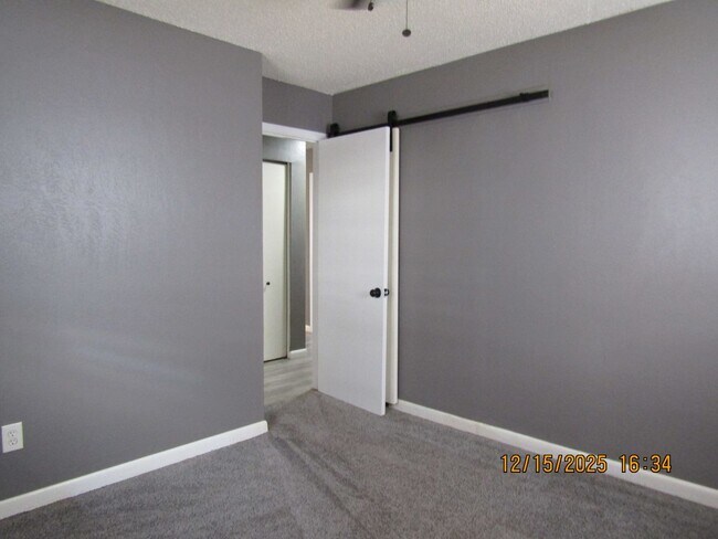 Building Photo - Nice home in the Woodland Hills Area!