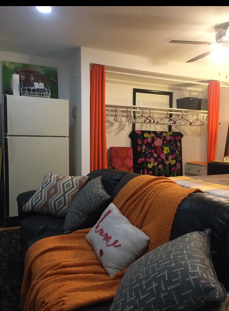 Building Photo - 11114 Oak Leaf Dr