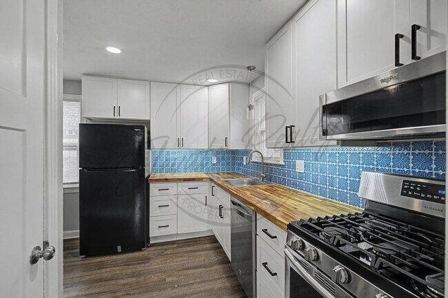 Building Photo - Four Bedroom Ranch with Finished Basement in Clarksville!