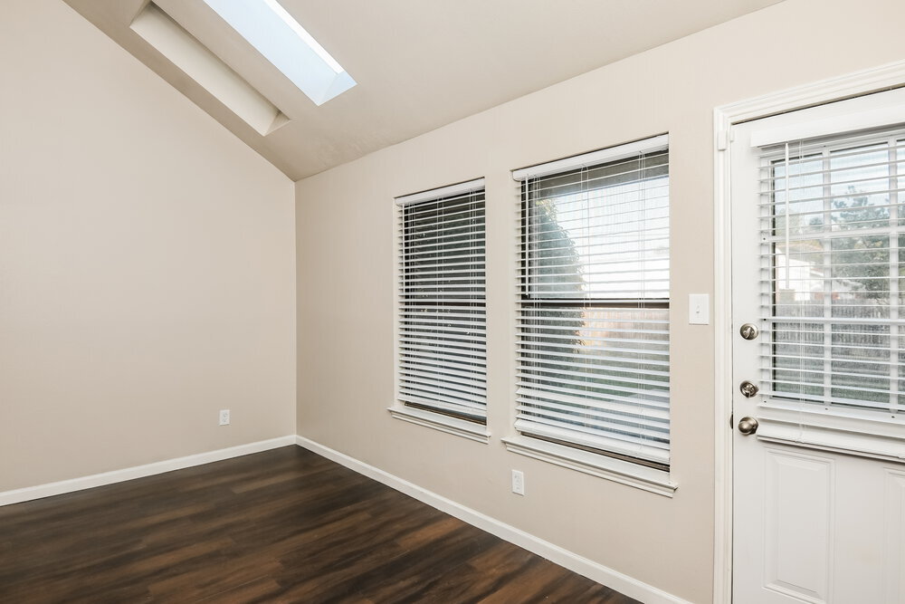 Building Photo - 1225 Cozby St W