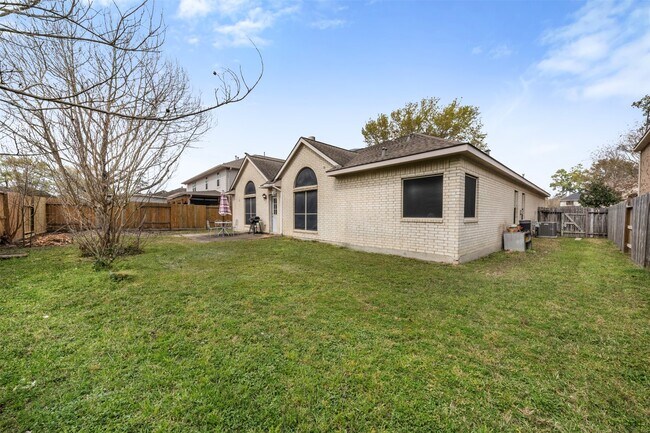 Building Photo - 9211 Memorial Hills Dr