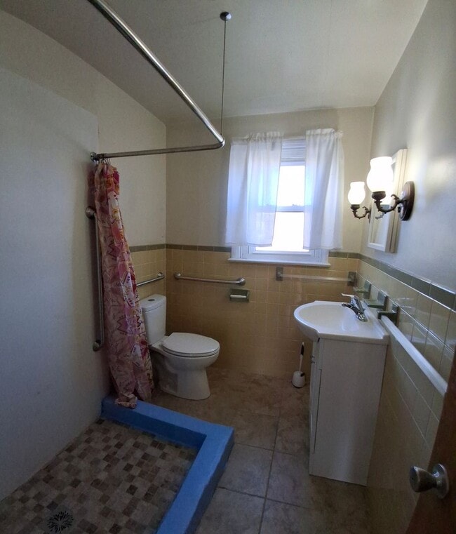 Building Photo - 3 Bedroom 1.5 Bathroom Available in Lancaster!