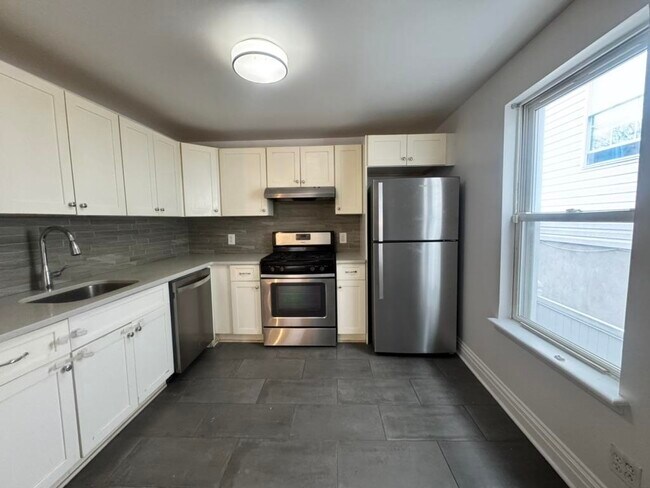 Building Photo - 146 Webster Ave
