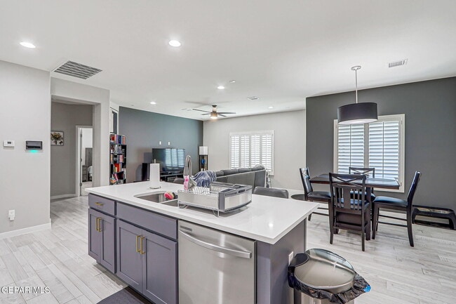 Building Photo - 325 Playa Vis St