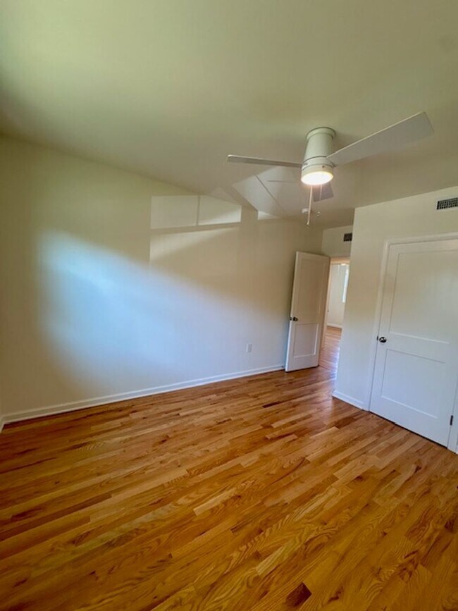 Building Photo - Newly Renovated Three Bedrooms Condo in South Windermere