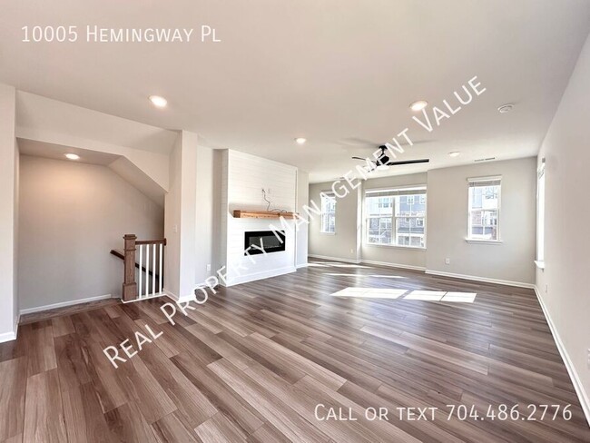 Building Photo - Immaculate townhome with plenty of rooms a...