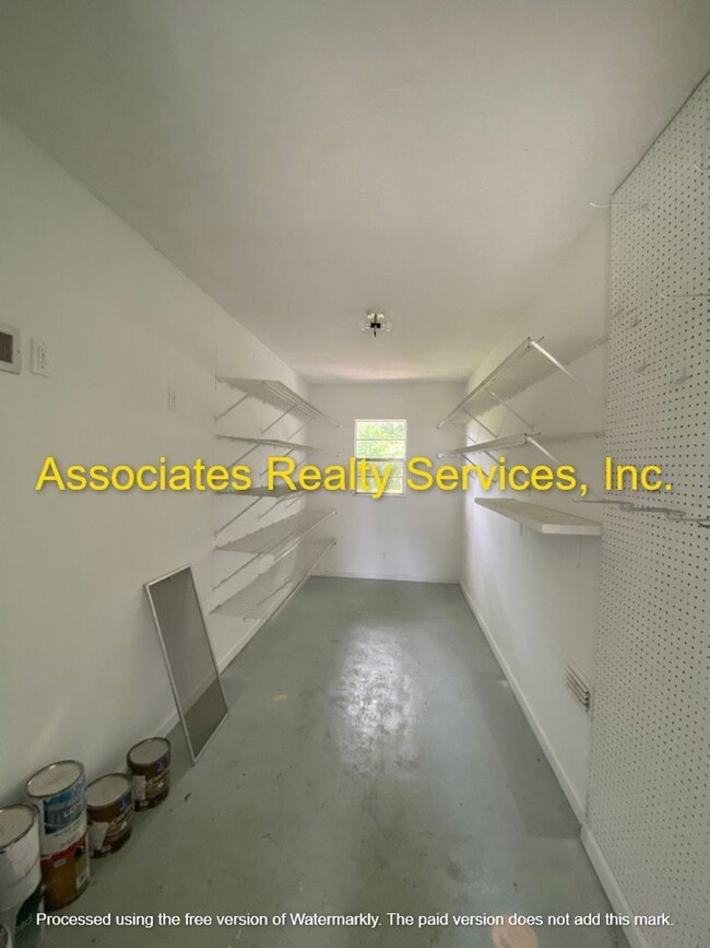 Building Photo - Rare find! 4 bed/3 bath House in Newberry, FL on one acre