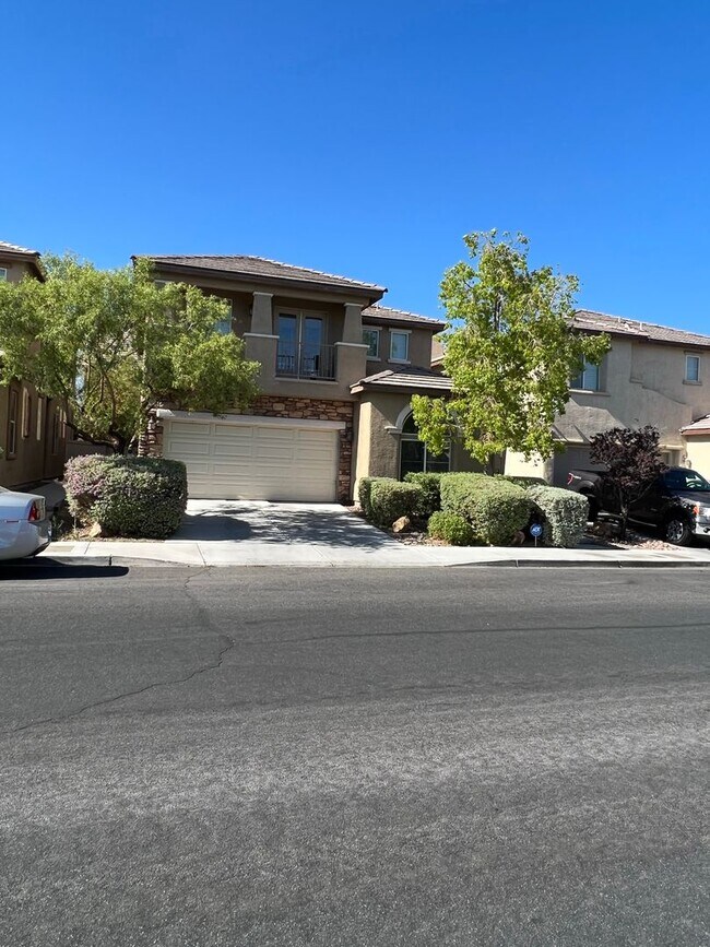 Building Photo - ABSOLUTELY AMAZING! Large 4 bedroom 2 stor...