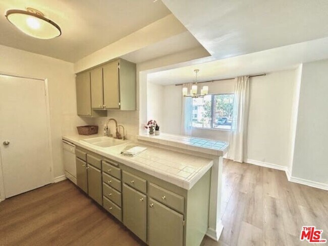 Building Photo - 10707 Camarillo St