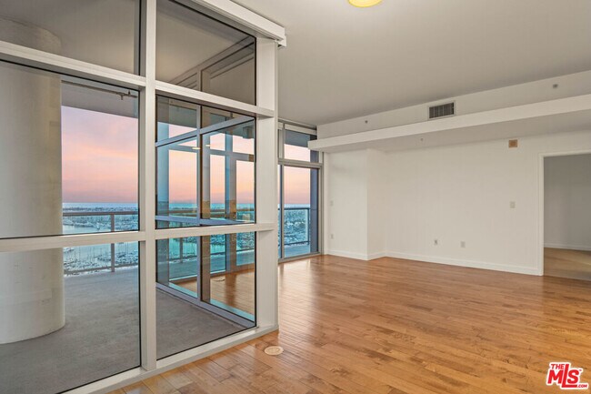 Building Photo - 13700 Marina Pointe Dr