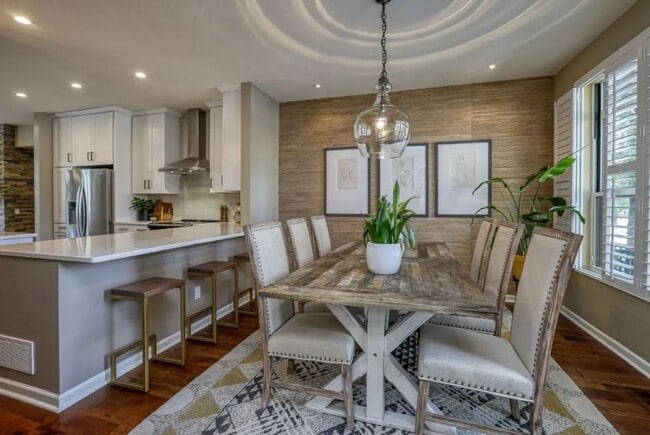 Building Photo - Rare NE Minneapolis Townhome with 2 Stall Garage + Soaking Tub