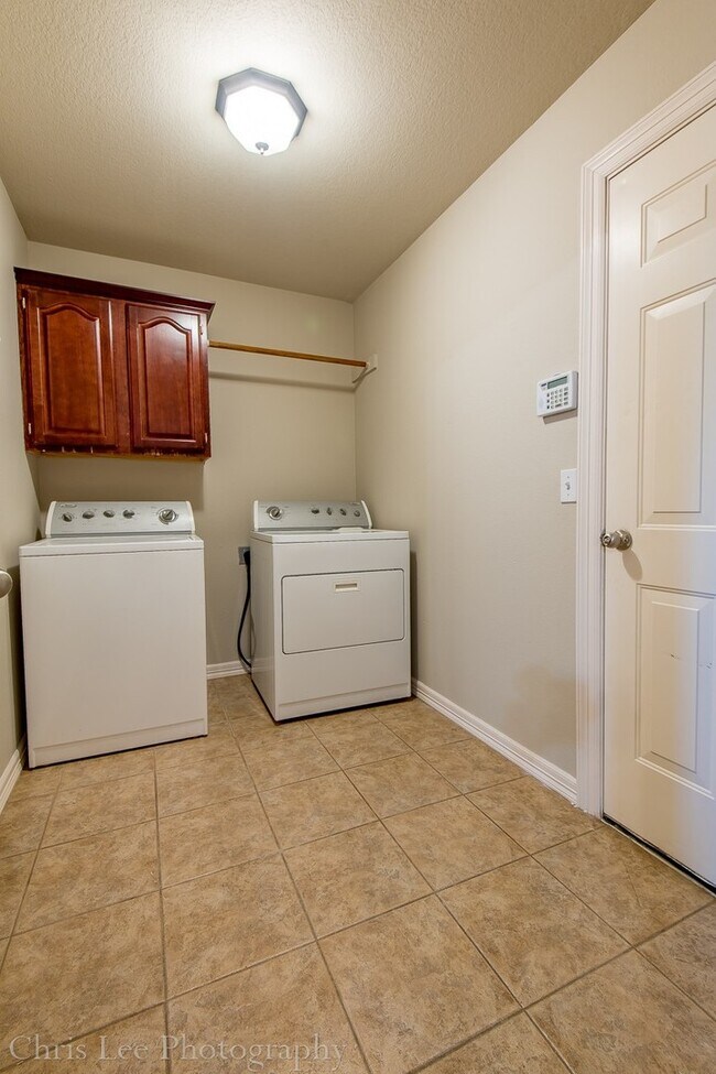 Building Photo - Spacious 3 Bedroom Home on Corner Lot! Must See!