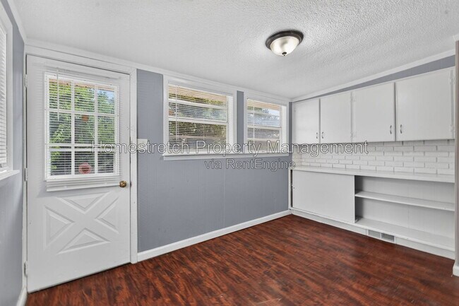 Building Photo - 452 Bluff Dr