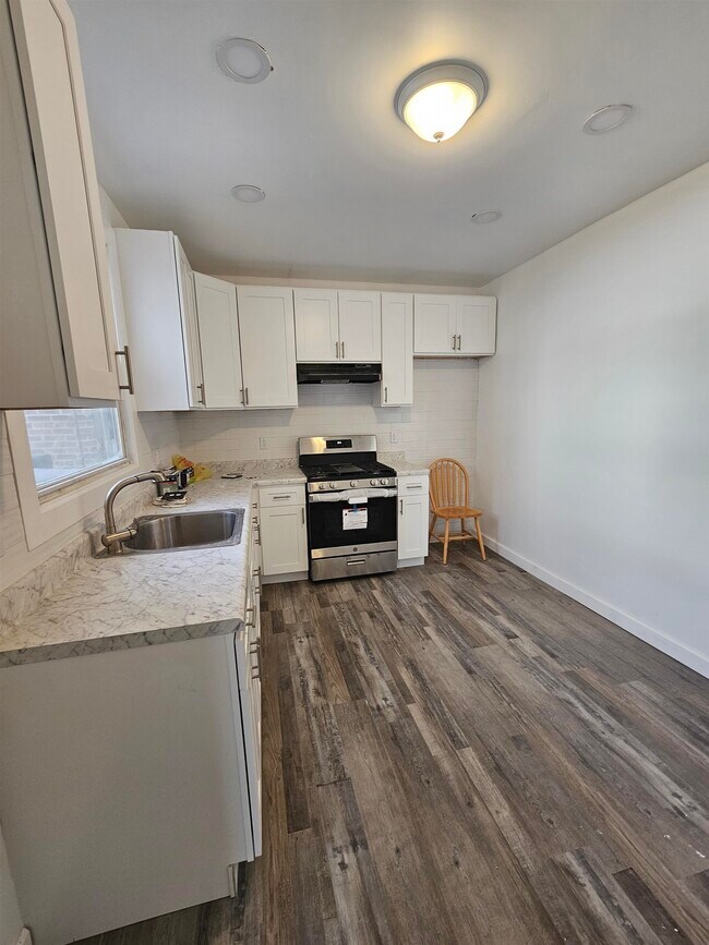 Building Photo - 7411 Park Ave