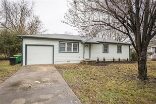Building Photo - 2106 Dogwood Pl