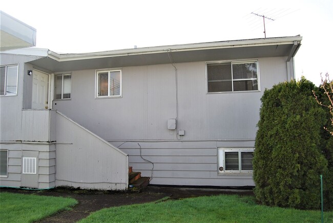 Building Photo - 2 Bedroom 1 Bath Apt. Newberg OR 97132