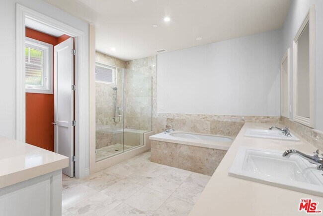 Building Photo - 209 25th St