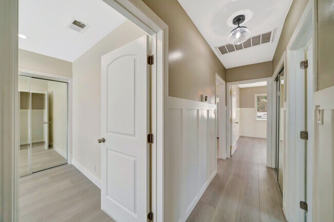 Building Photo - 10951 Whitegate Ave