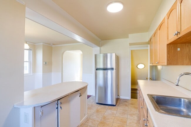 Building Photo - Charming End-Unit Townhome