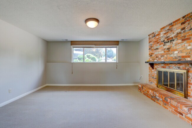 Building Photo - 801 N Haines St