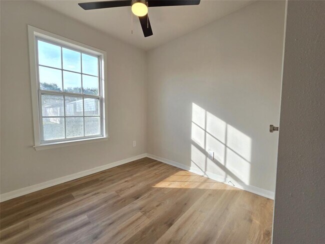 Building Photo - 411 W 4th St