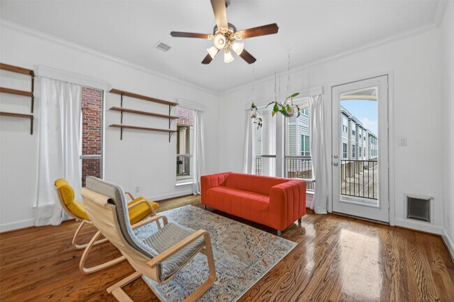 Building Photo - 2308 Bastrop St