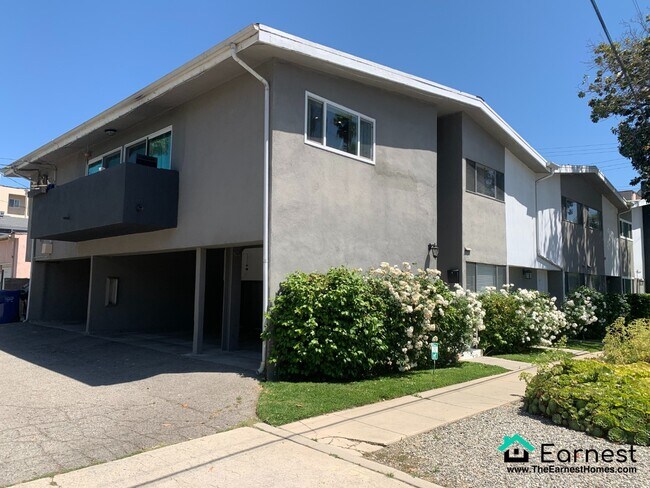 Building Photo - 2 + 2.5 Spacious Studio City Unit Minutes ...