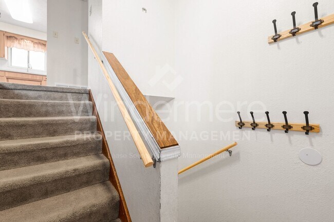 Building Photo - Beautiful Family Home ! Spring Special !! 50% Off first months rent.