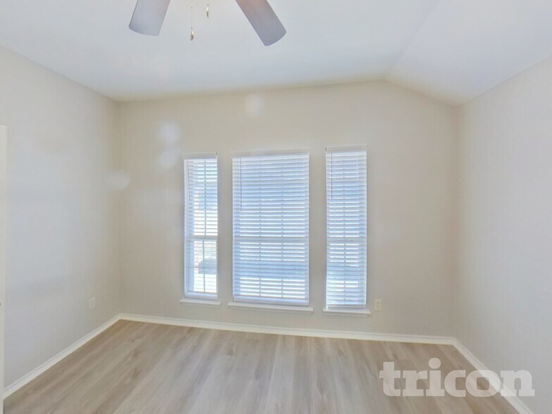 Building Photo - 605 W Grove Cir