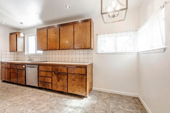 Building Photo - 2577 Gonzaga St