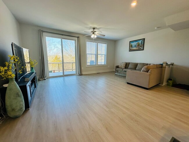 Building Photo - 594 Hazel Dr