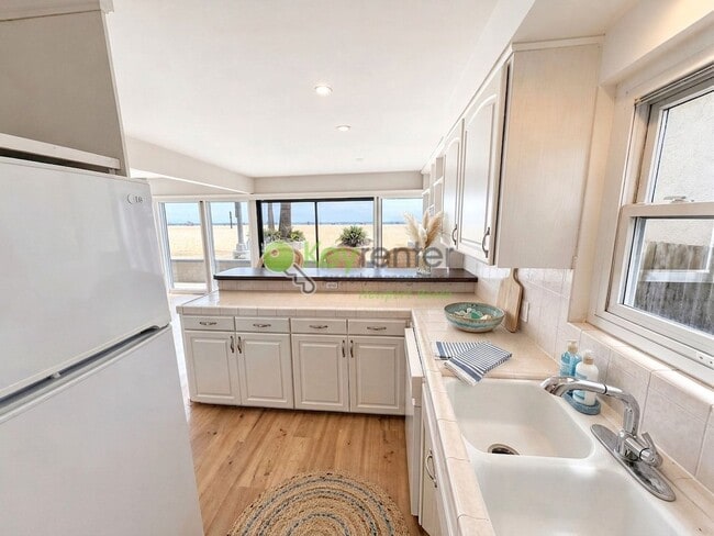 Building Photo - 1510 W Oceanfront