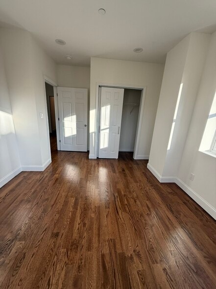 Building Photo - 272 Broadway