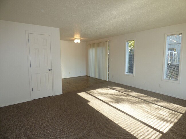 Building Photo - 4811-4813 Cougar Ct SE Salem, OR 97317