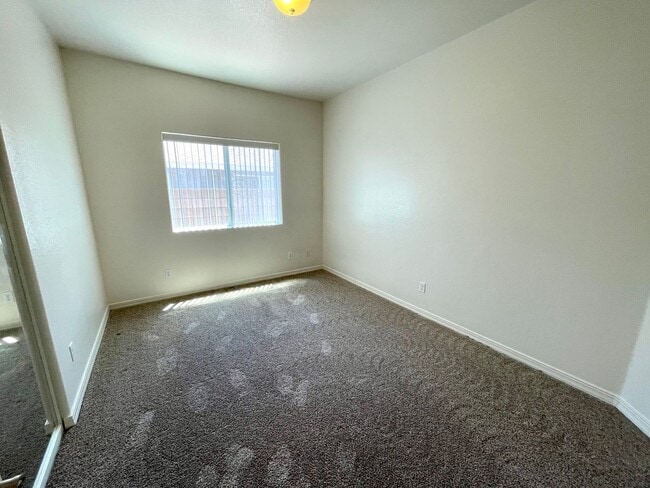 Building Photo - Great 3 Bedroom Duplex near the Kingman Hospital!