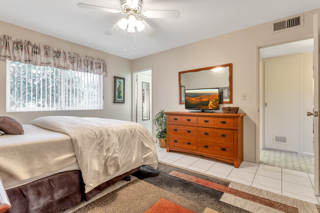 Master bedroom has a full-size dresser, nightstands and a walk-in closet (pic before upgraded beddin - 10113 W Pebble Beach Dr