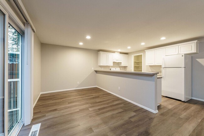 Building Photo - Recently Updated 3 Bedroom 2.5 Bath Duplex - Located in Convenient Hazel Dell Neighborhood