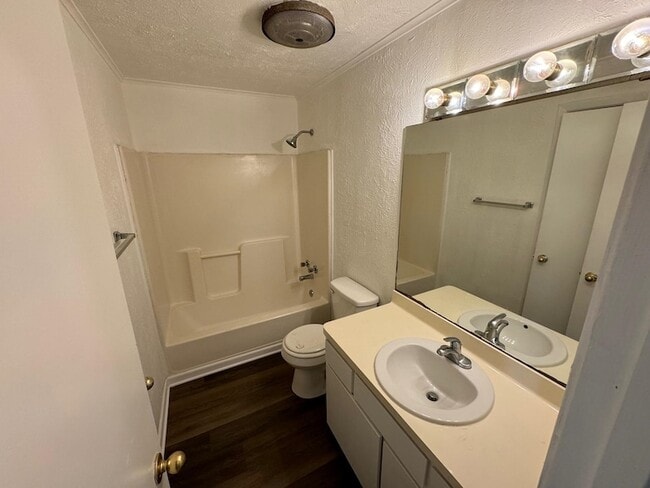 Building Photo - 310 Birdie Pl